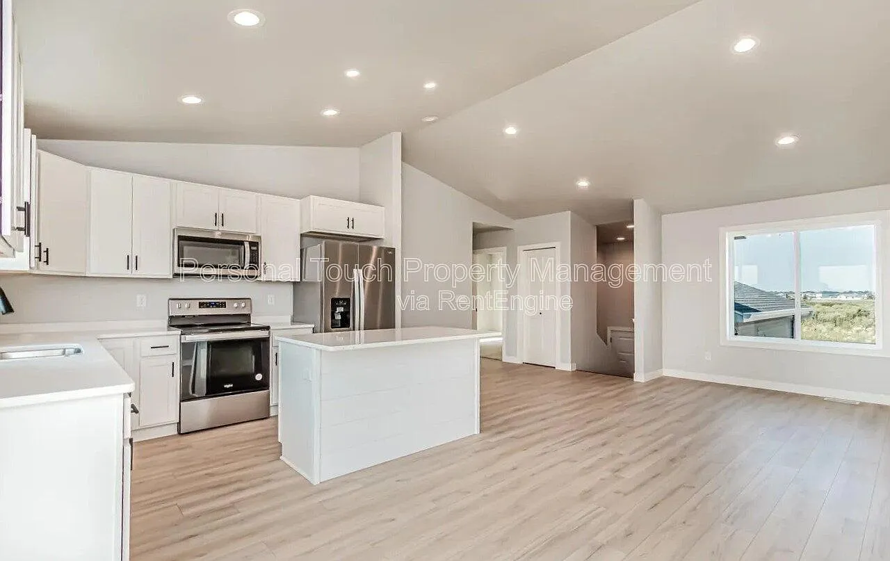 4 bed, 2.0 bath, 1860 sqft, $2,495 — Photo 2