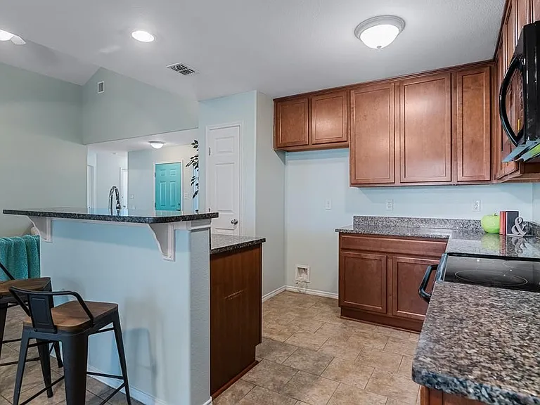 102 Pecan Harbor St — Photo 9
