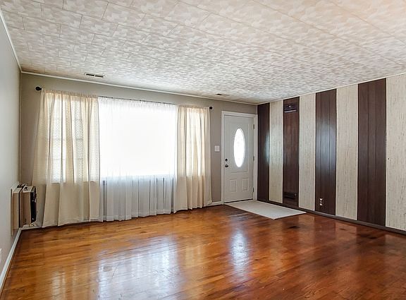 3rd image of 6147 W 87th St