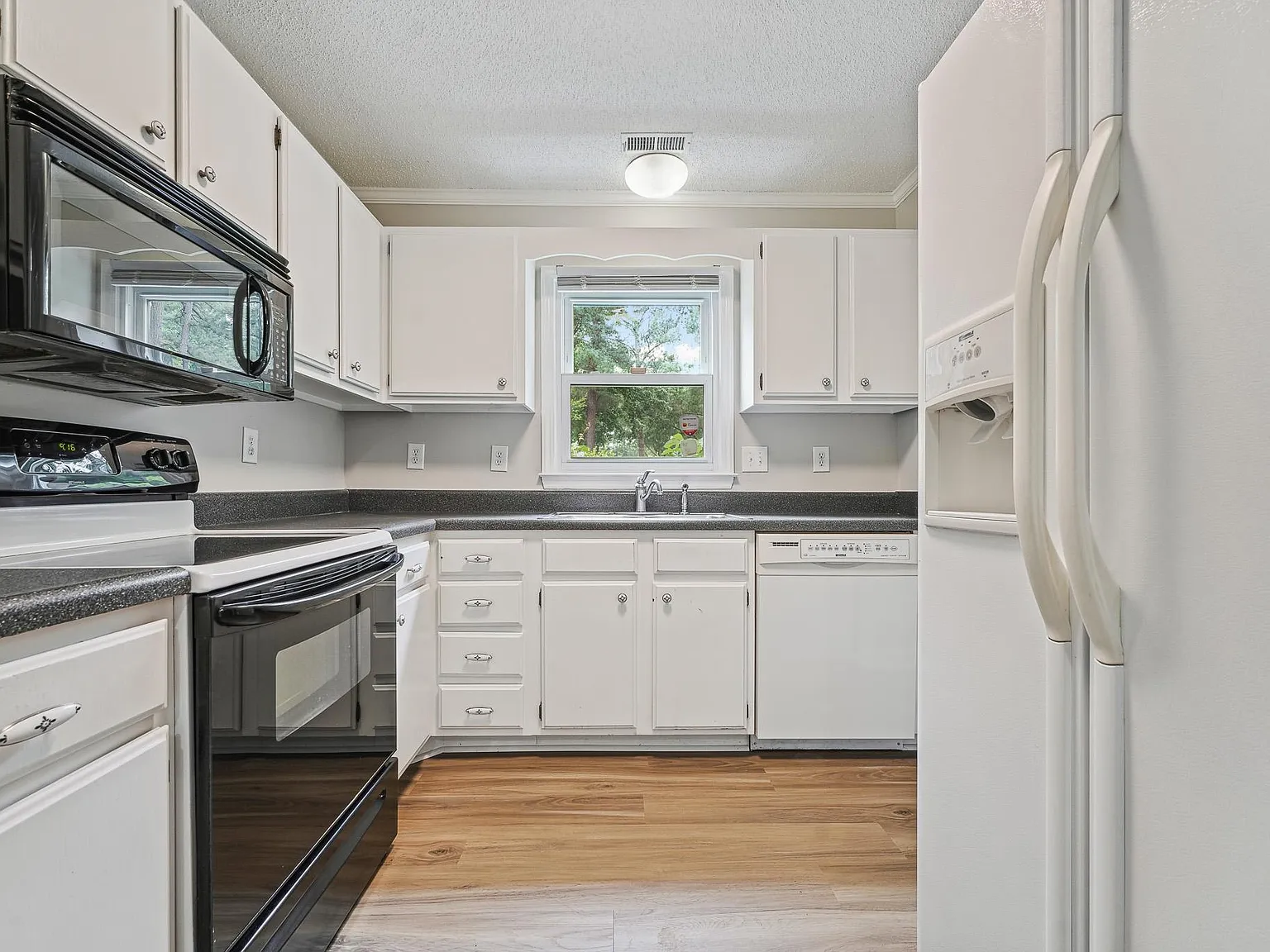 3 bed, 2.5 bath, 1367 sqft, $1,895 — Photo 4