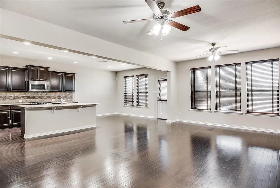 3 bed, 2.5 bath, 2240 sqft, $2,550 — Photo 3
