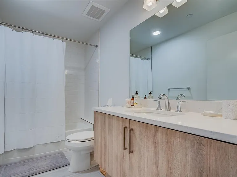 Second bathroom with Tub/Shower