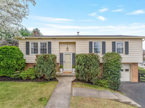 704 Carann St, Staunton, VA 24401