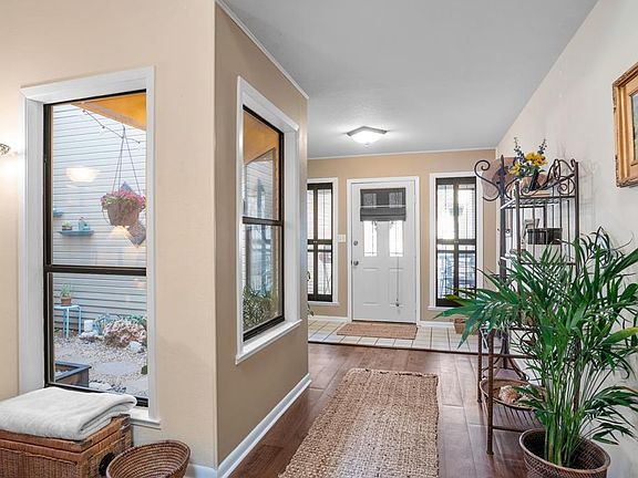 4th image of 461 Summit Cir