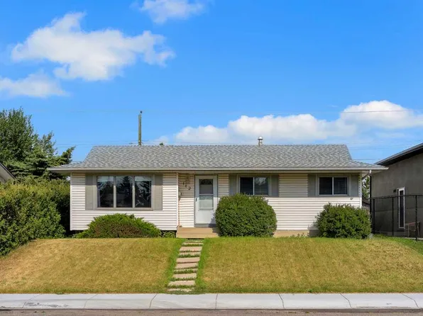 112 W Penmeadows Close SE, Calgary, AB T2A 3S2
