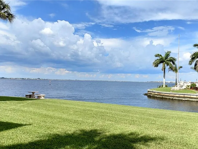 1 Colony Point Dr — Photo 1