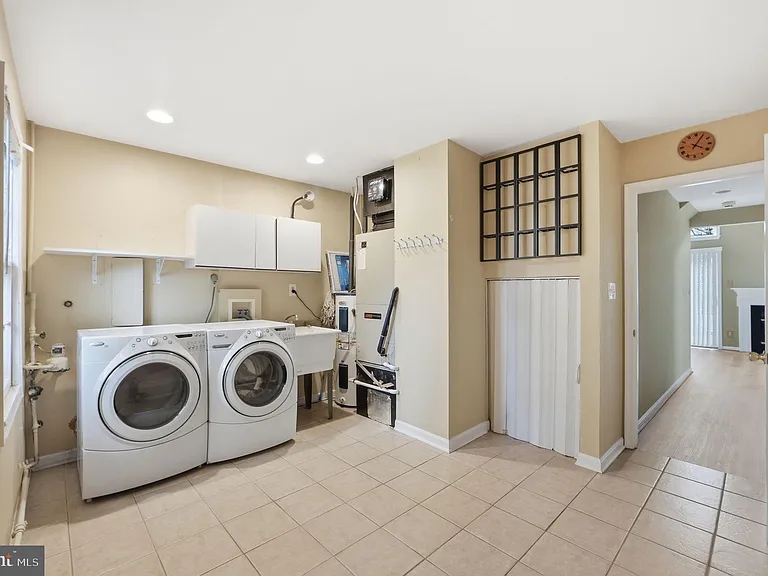 8715 Delcris Dr — Photo 34