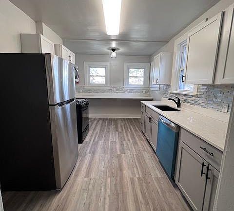 Galley Kitchen w breakfast bar