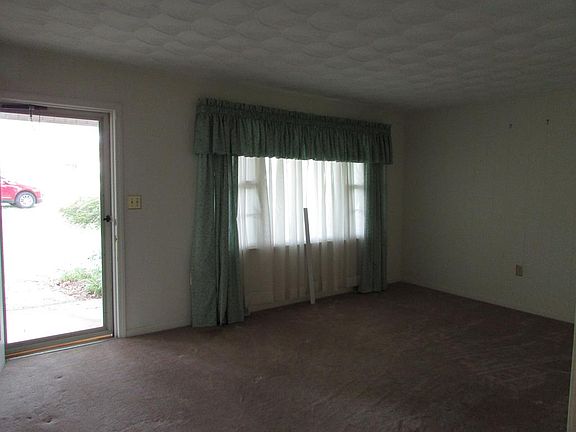 5th image of 574 Iris Ln