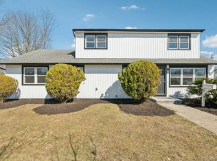 38 Somerset Road E, Amityville, NY 11701