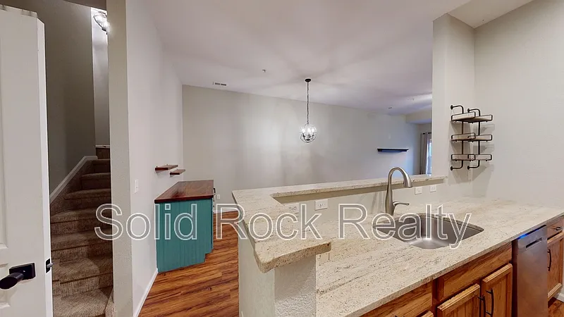 3 bed, 2.5 bath, 1713 sqft, $2,075 — Photo 4