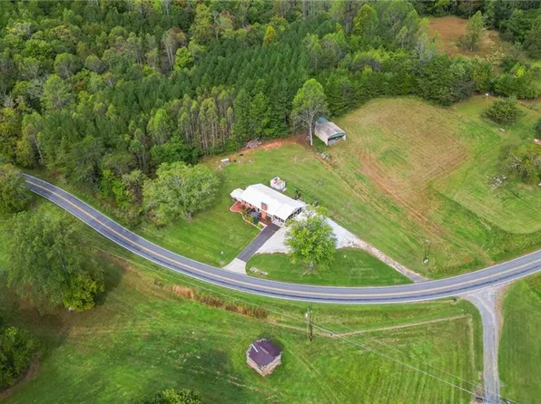 374 Tom Cook Rd, Mount Airy, NC 27030