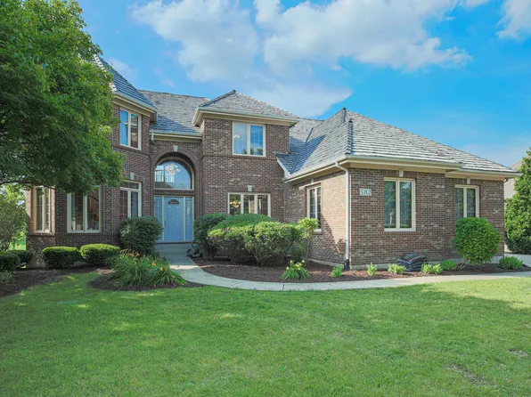 582 Waters Edge Dr, South Elgin, IL 60177