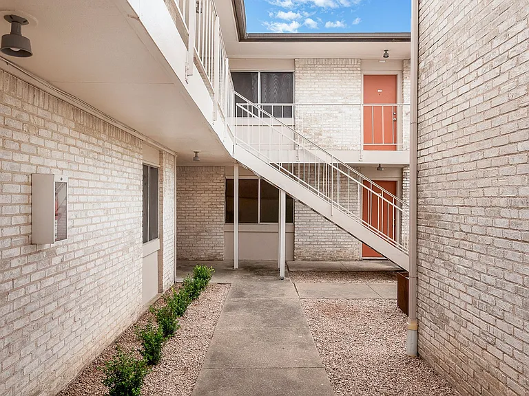 24 Flats Apartments — Photo 6