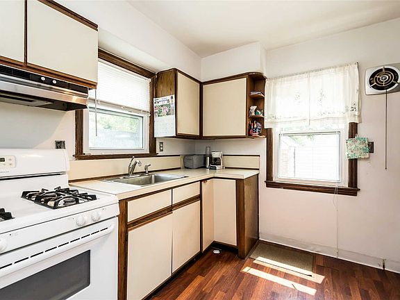 3rd image of 377 Oak Pl