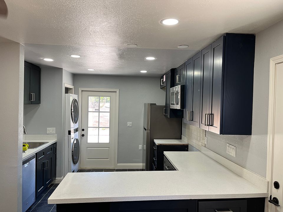 brand new kitchen with breakfast bar