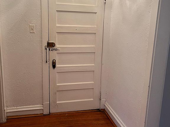 2nd image of 933 Hinman Ave #3