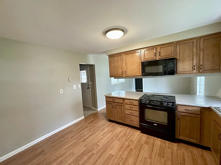 227 Creekwood Dr — Photo 5