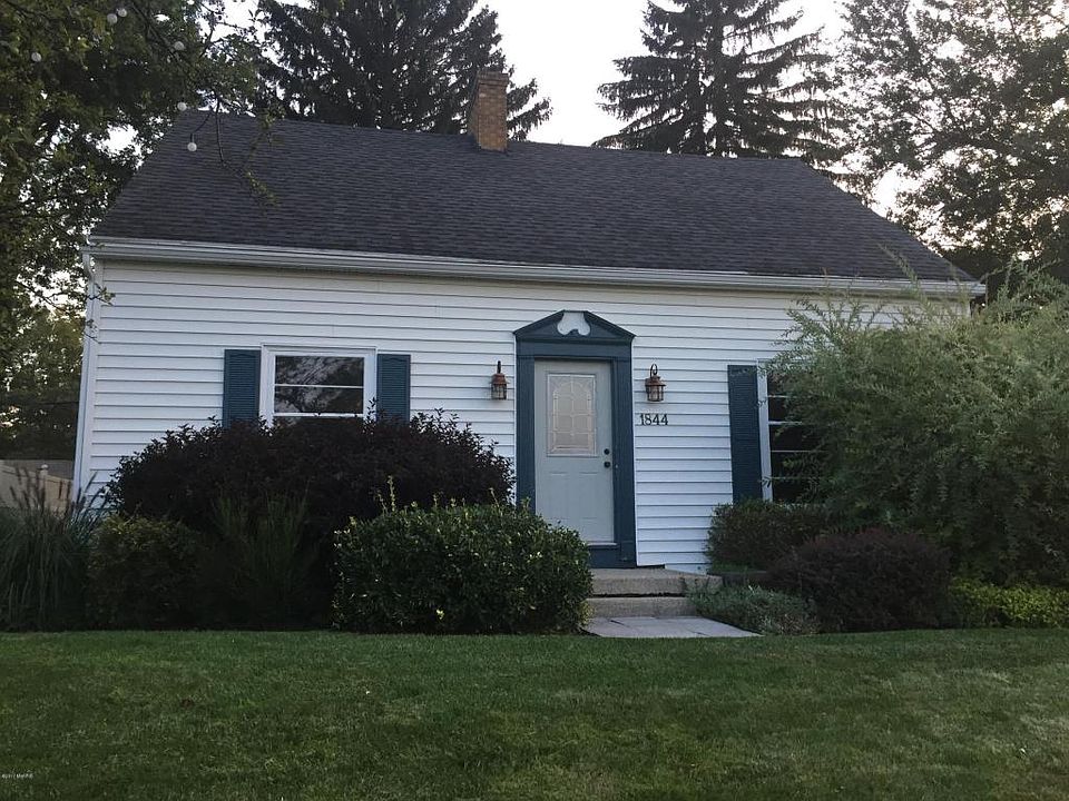 1st image of 1844 Lake Michigan Dr NW