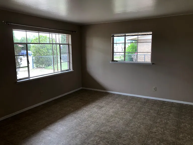 5717 Bainbridge Ave — Photo 2