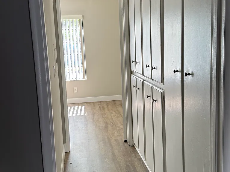 Burbank Apartments — Photo 18