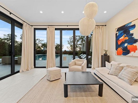 5th image of 8 Stanton Rd