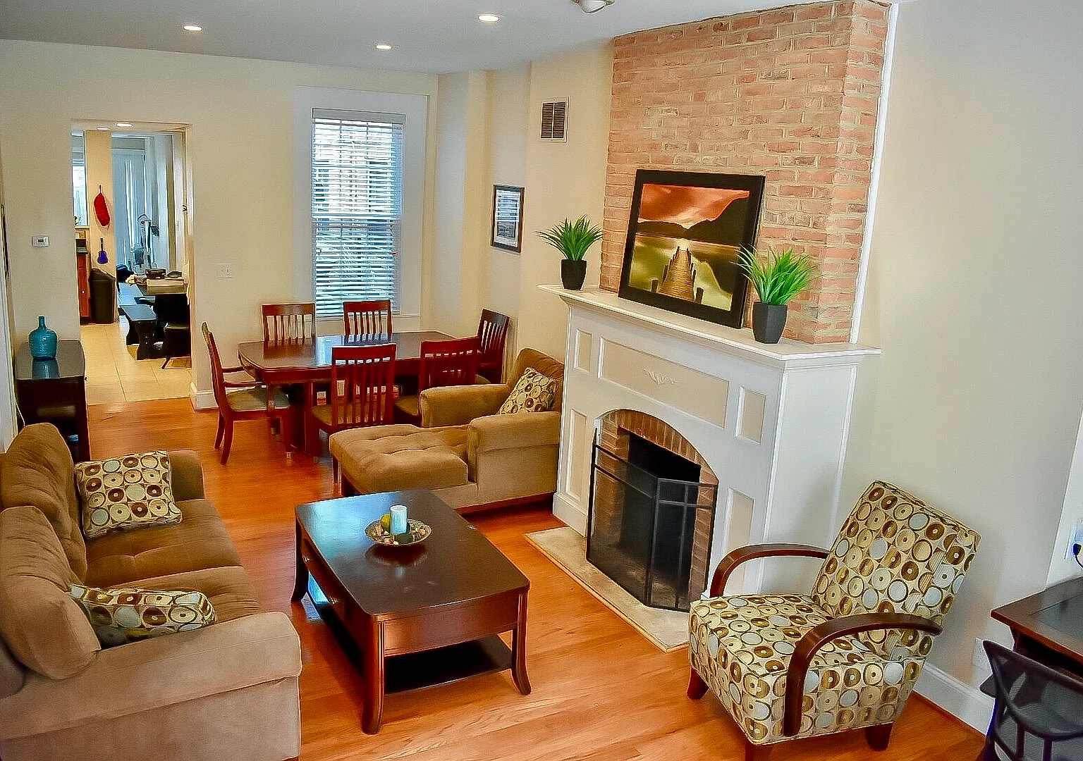 4 bed, 4.5 bath, 4080 sqft, $900 — Photo 4