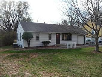 1st image of 901 NE Maple Dr