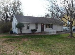 901 NE Maple Dr, Kansas City, MO 64118