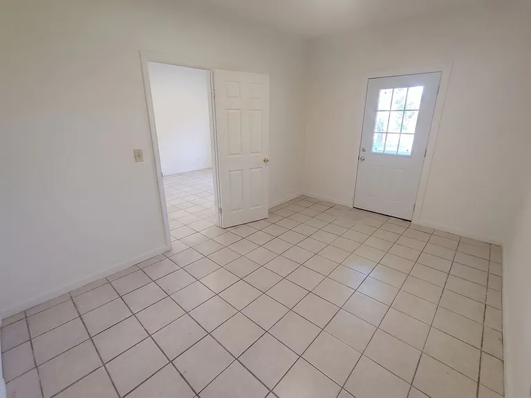 6105 Bromley Ave — Photo 9