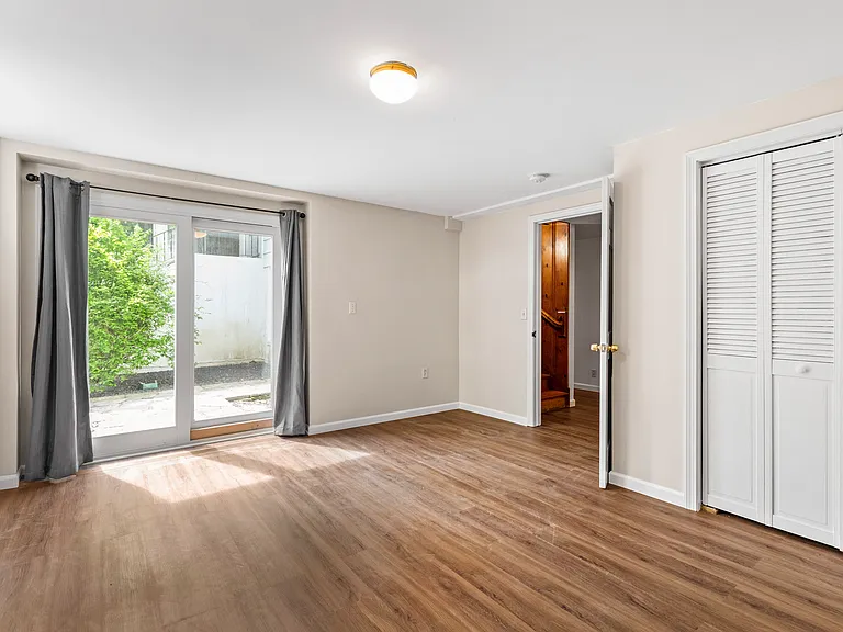 2355 Shepard Ave — Photo 29