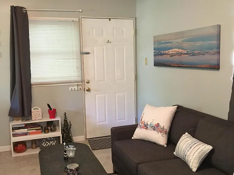 824 Sunset Dr #C — Photo 4