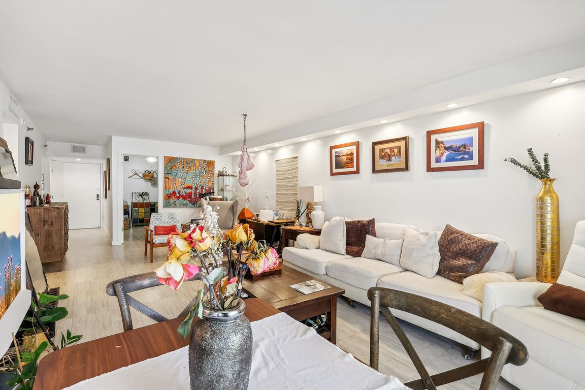 Collins Ave 1011-007.jpg