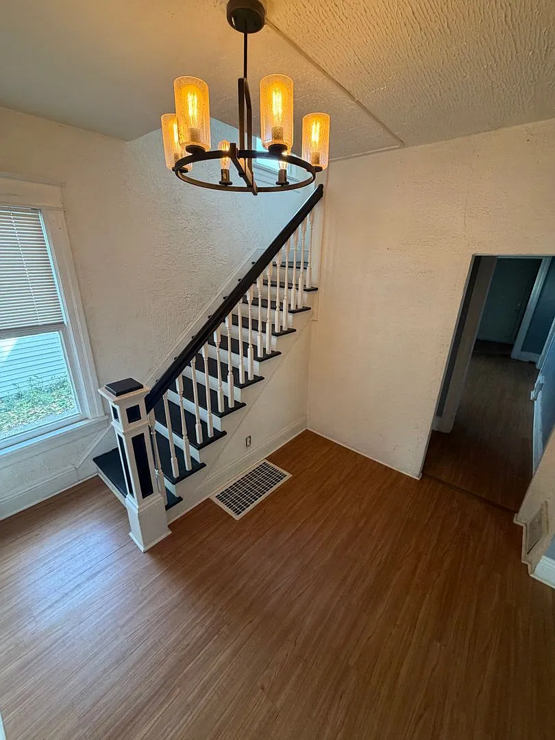 252 N English — Photo 2