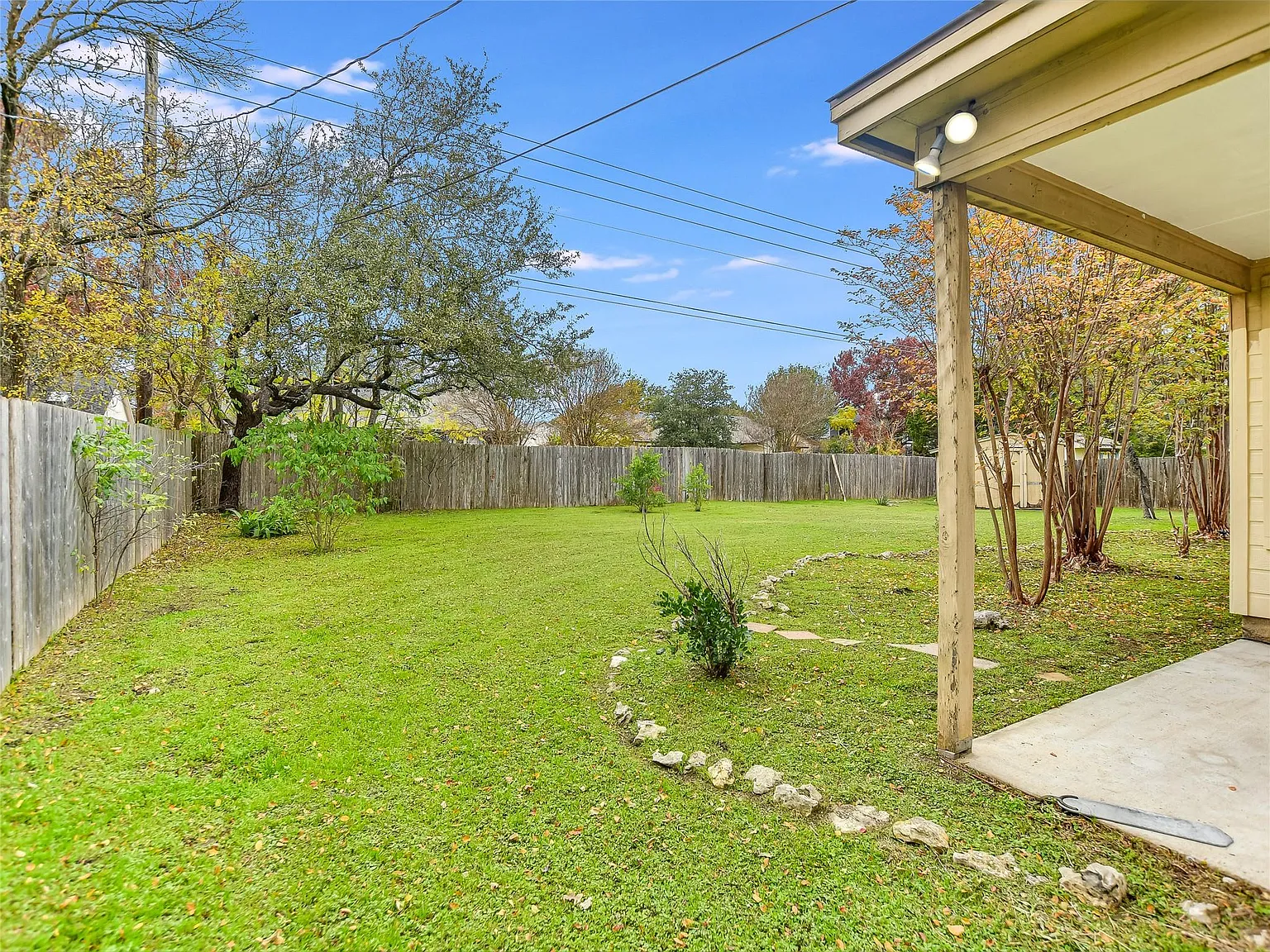3 bed, 2.0 bath, 2333 sqft, $2,400 — Photo 3