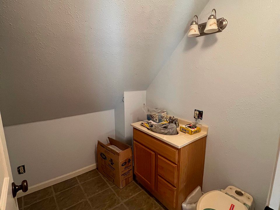 16th image of 825 Ballard St