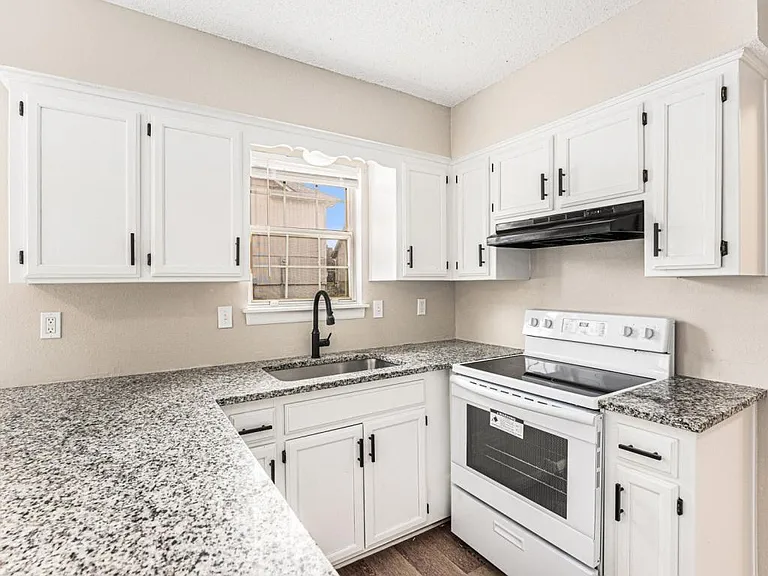 810 SW Pinebrook Village Dr — Photo 10