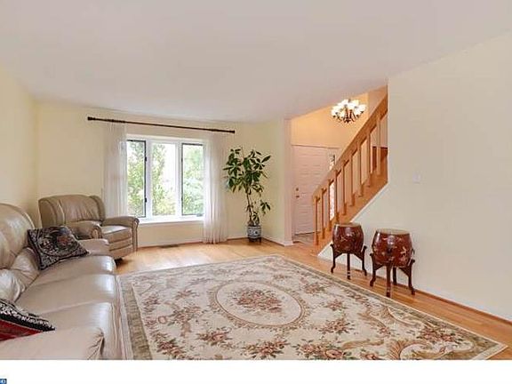 3rd image of 24 Saratoga Dr