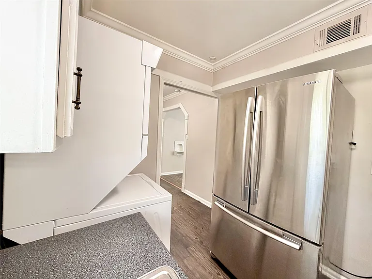 218 W 15th St #L — Photo 6
