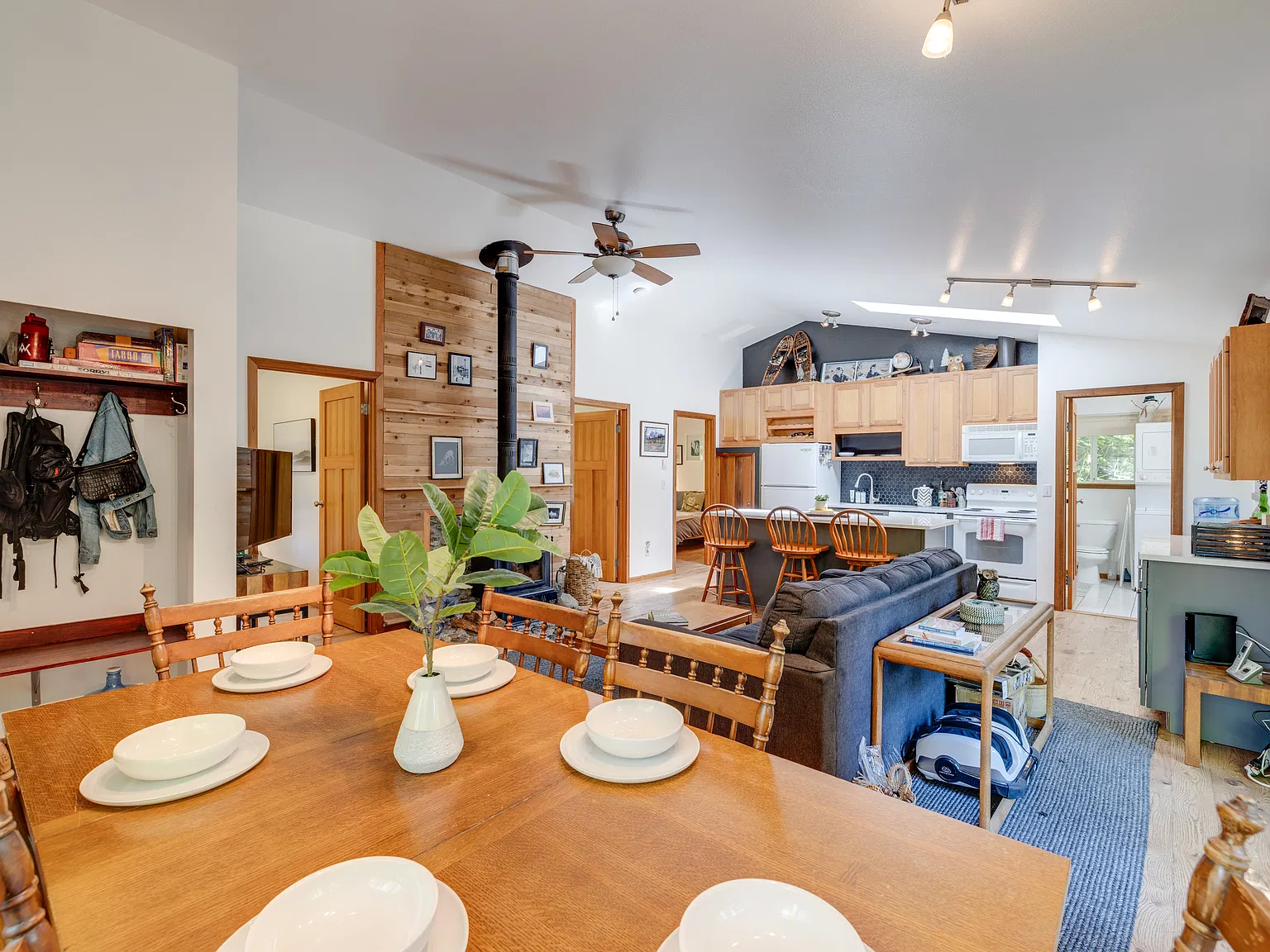 3 bed, 986 sqft, $2,300 — Photo 3