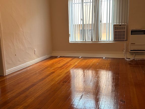 3rd image of 4846 Rosewood Ave #9fccb7ef0