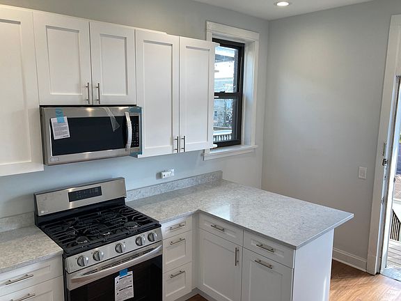 4th image of 3281 W Wrightwood Ave #3