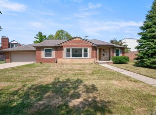 1160 Torrey Rd, Grosse Pointe Woods, MI 48236
