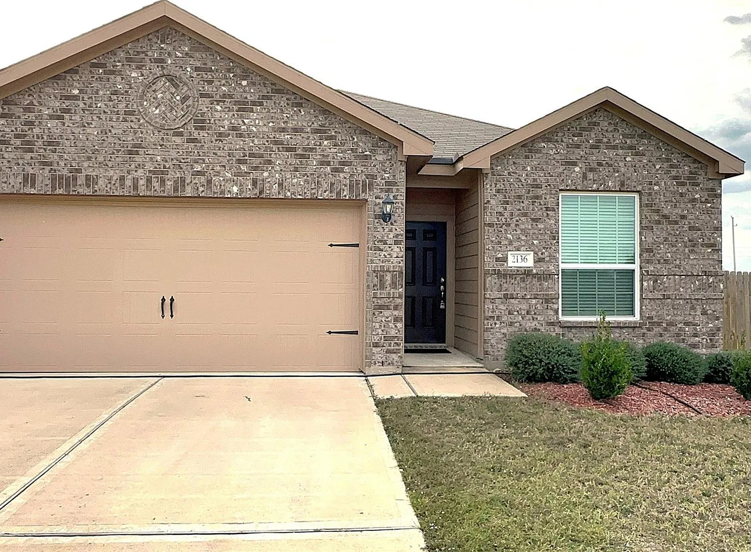 3 bed, 2.0 bath, 1621 sqft, $2,095 — Photo 2