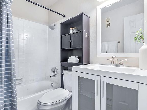 3rd image of 801 Vanderbilt Ct