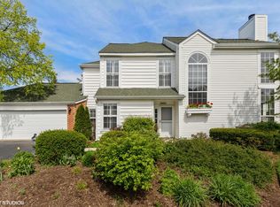 101 Pembroke Cir, Lake Bluff, IL 60044