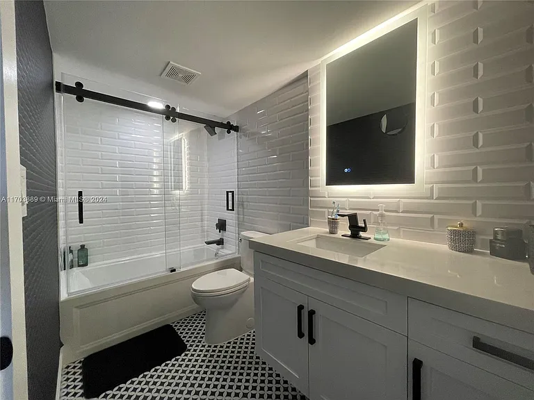 2555 Collins Ave #1409 — Photo 28
