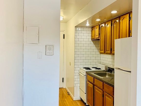 3rd image of 12-10 Astoria Park S #5FF