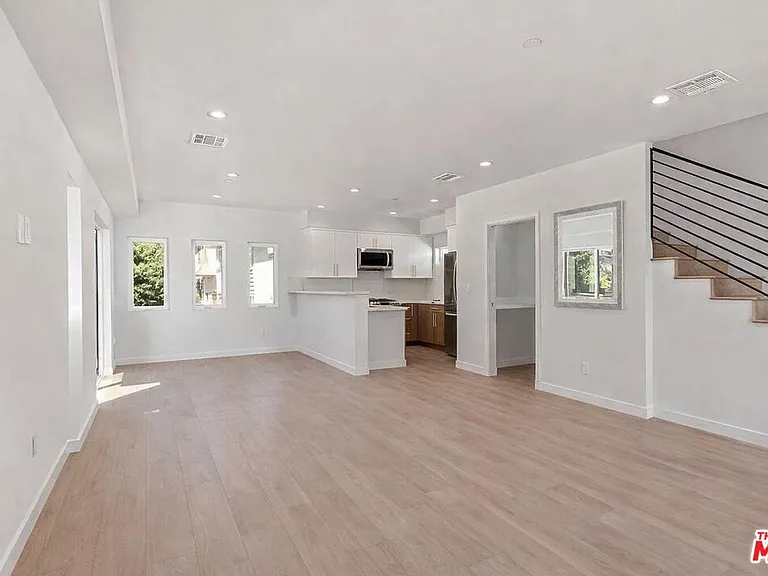 2120 N Beachwood Dr — Photo 8