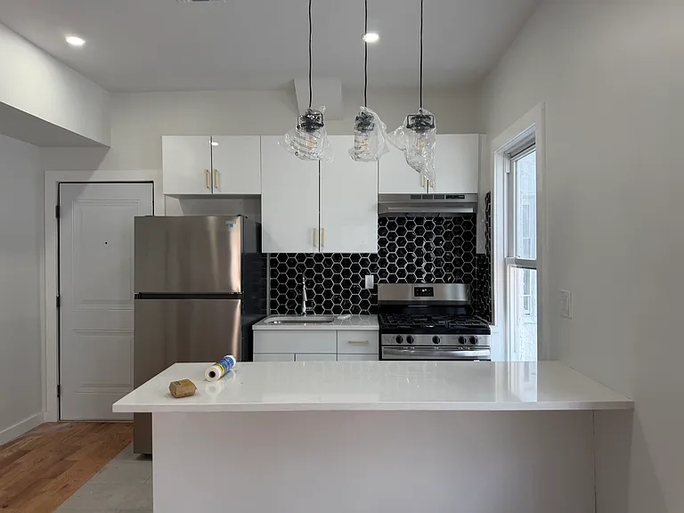 183 Woodside Ave #2F — Photo 2
